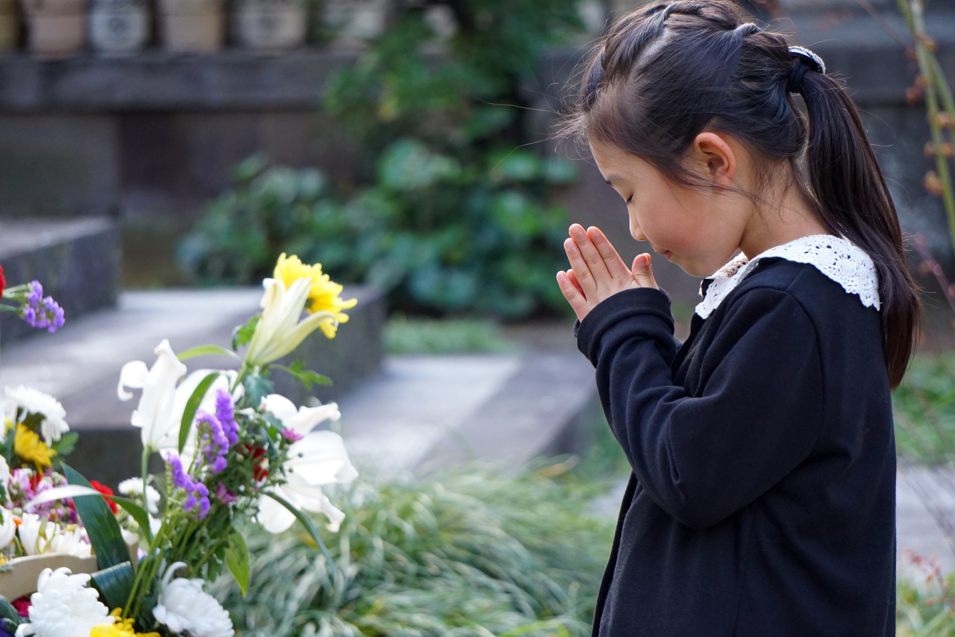 手を合わせる少女