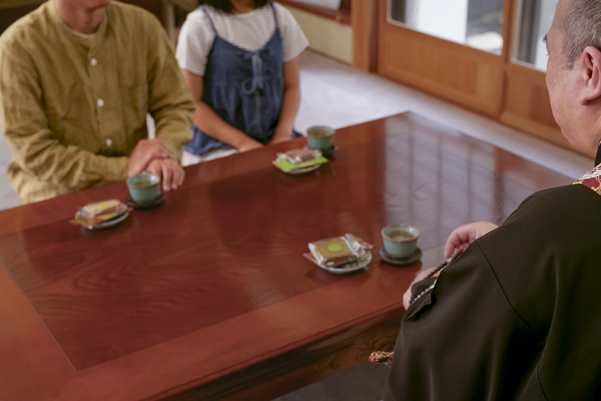 住職と相談する家族