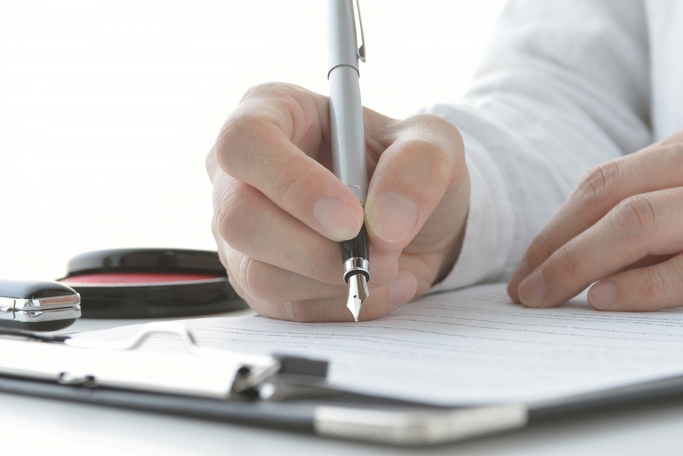 書類を書く人の手