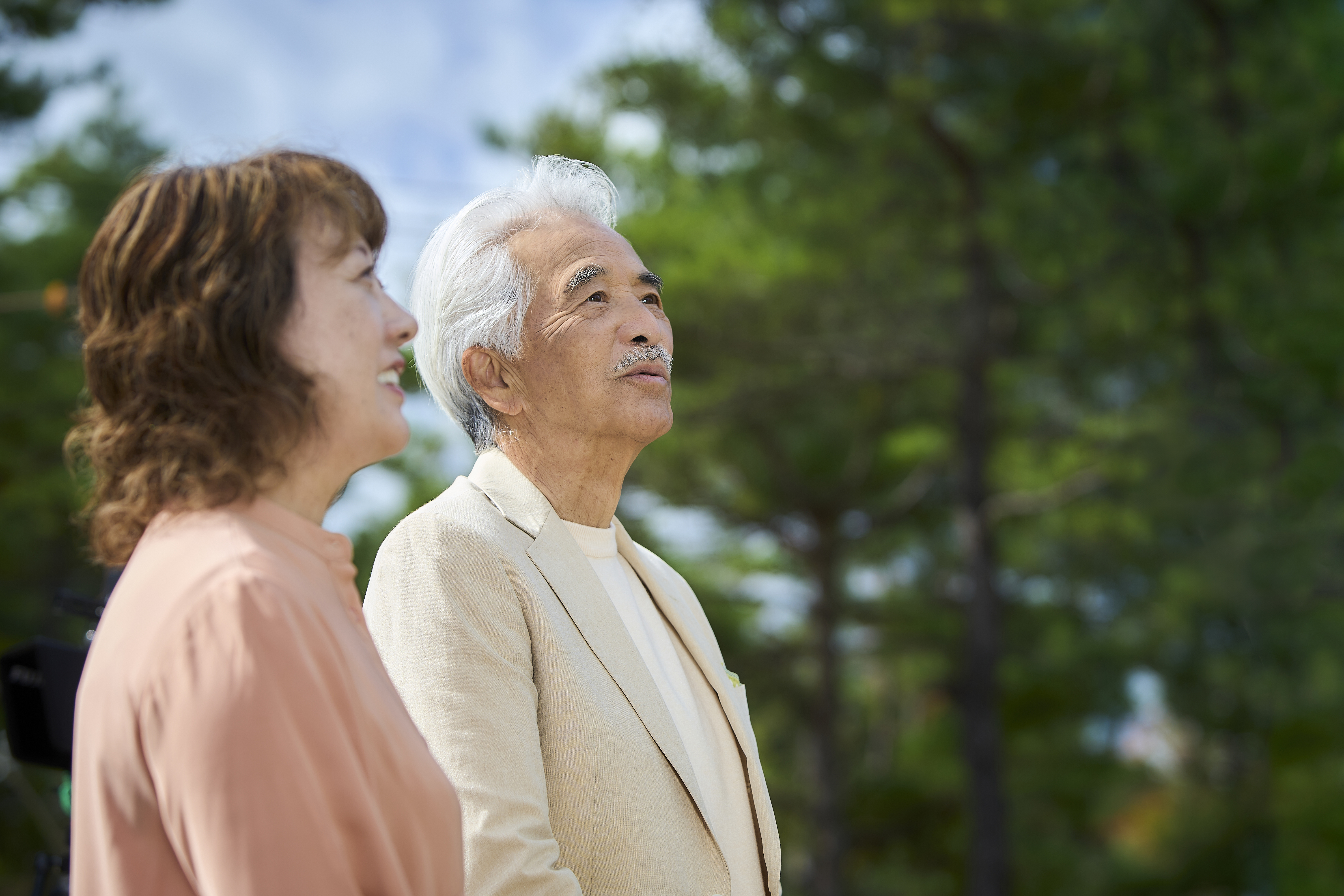 空を見上げる人たち