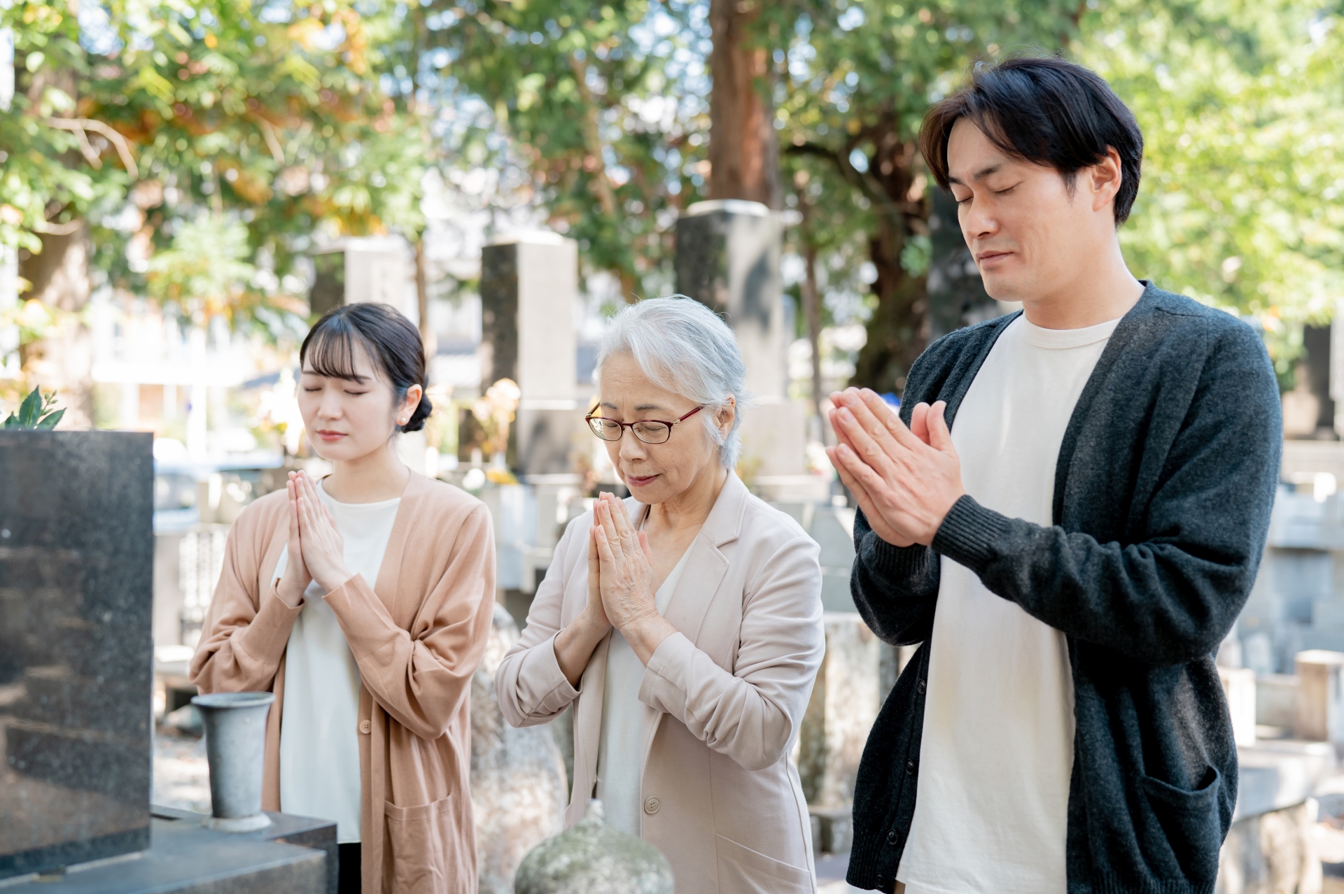 お墓の引っ越し前にお参りをする家族