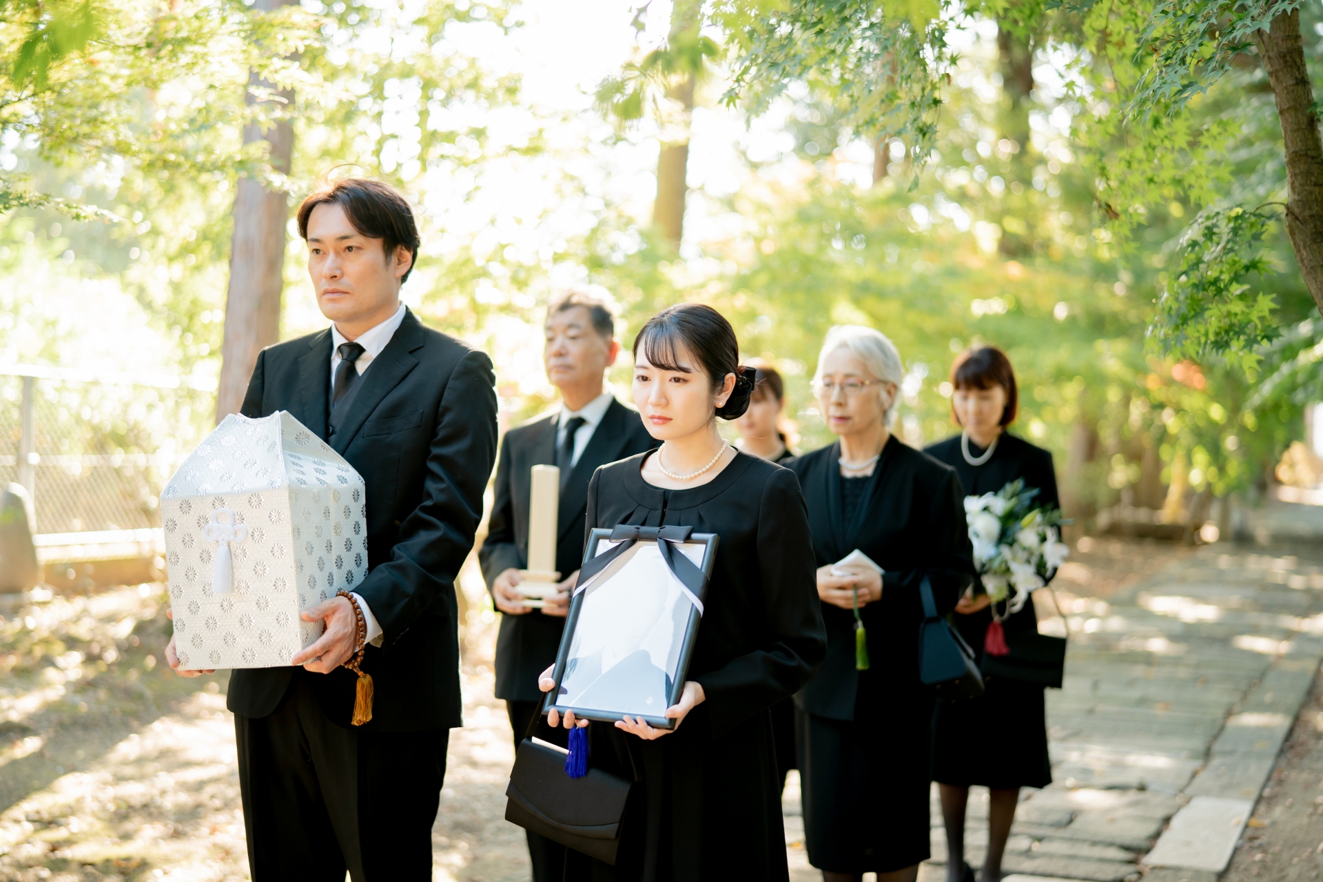 遺骨を運ぶ遺族