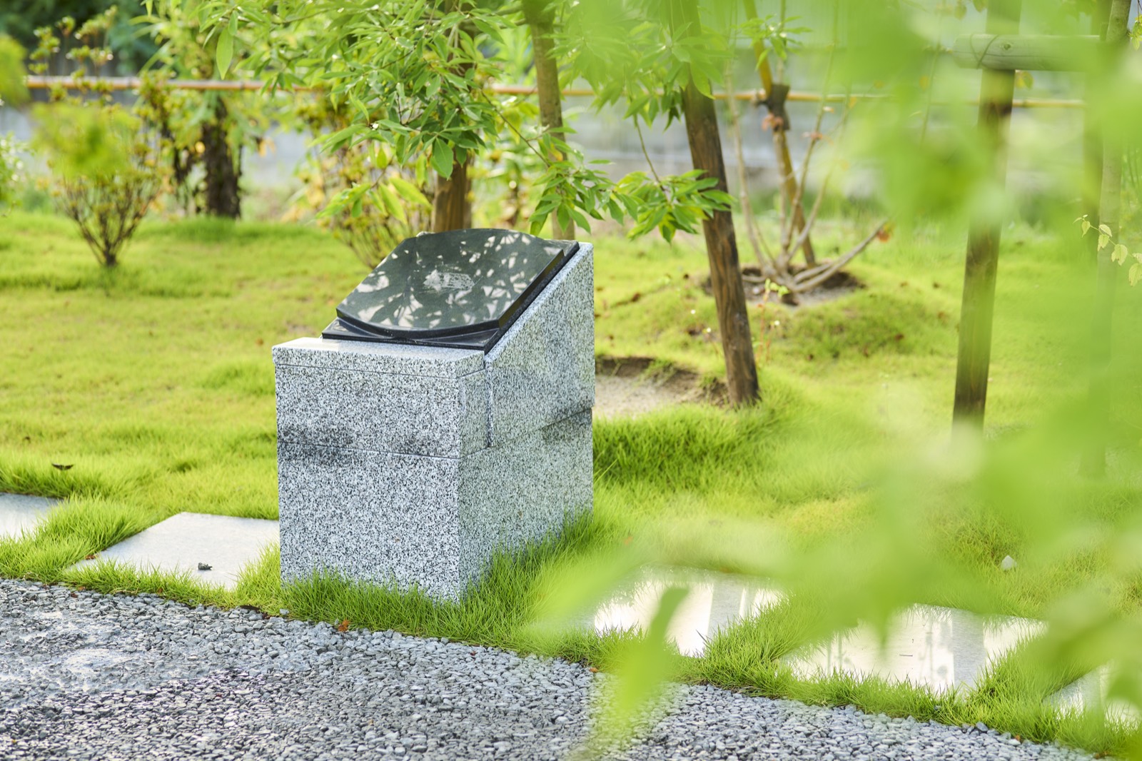 緑に囲まれた秋保樹木葬の区画