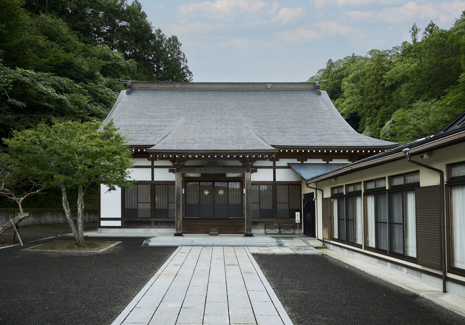 秋保樹木葬の参道と本堂