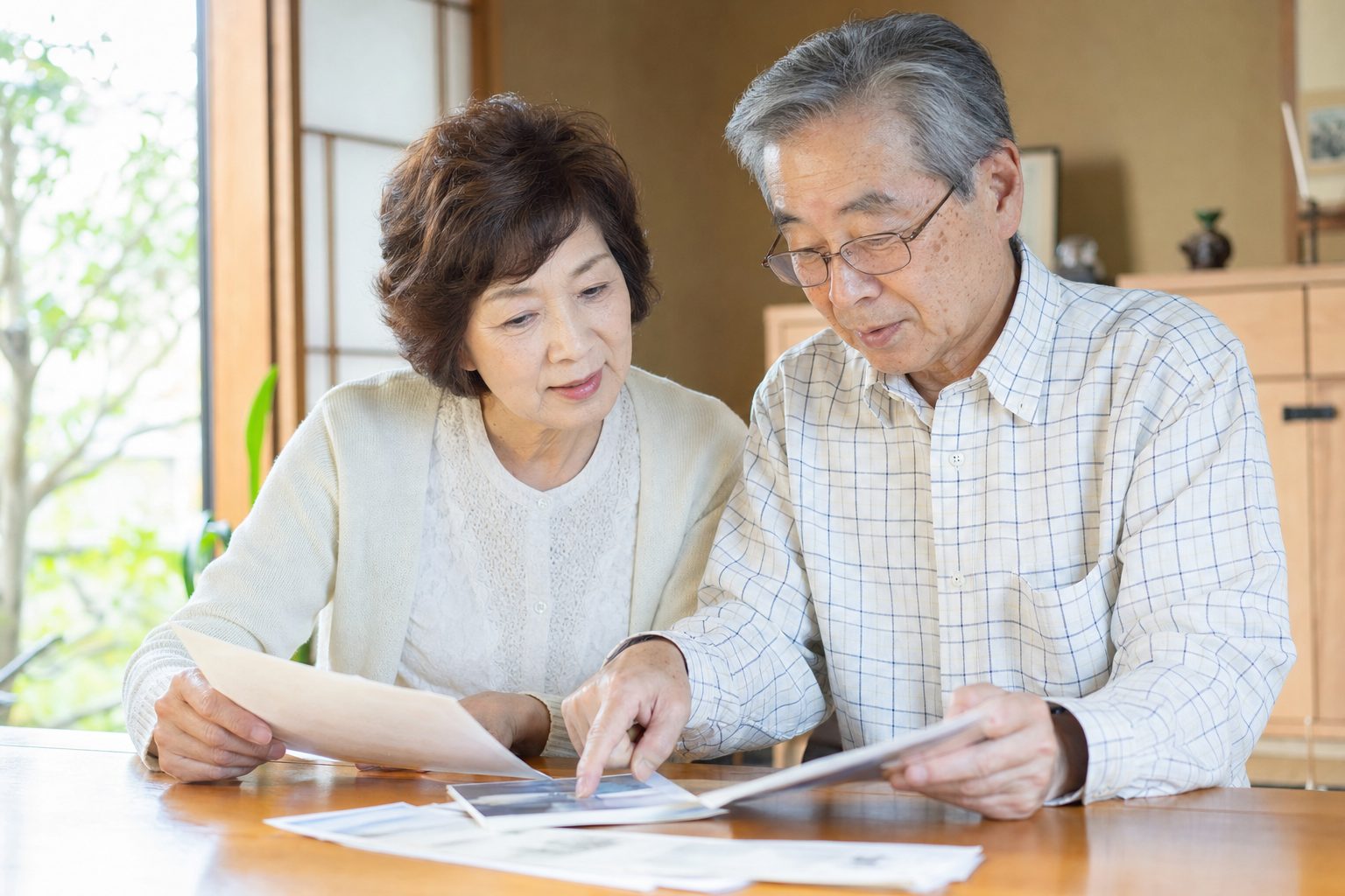 墓じまいについてご相談するご夫婦