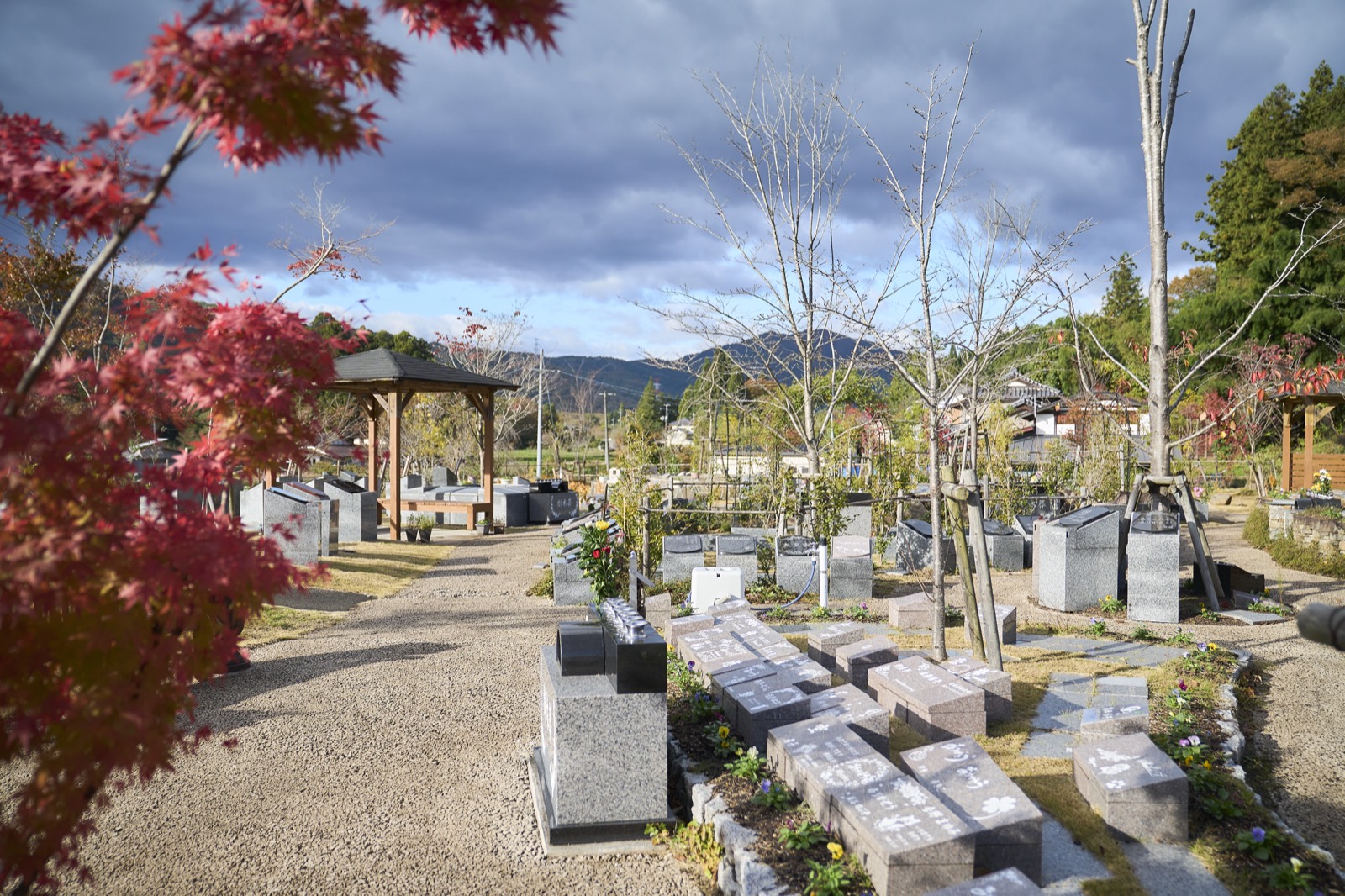 秋保樹木葬の紅葉と山並みを望む区画