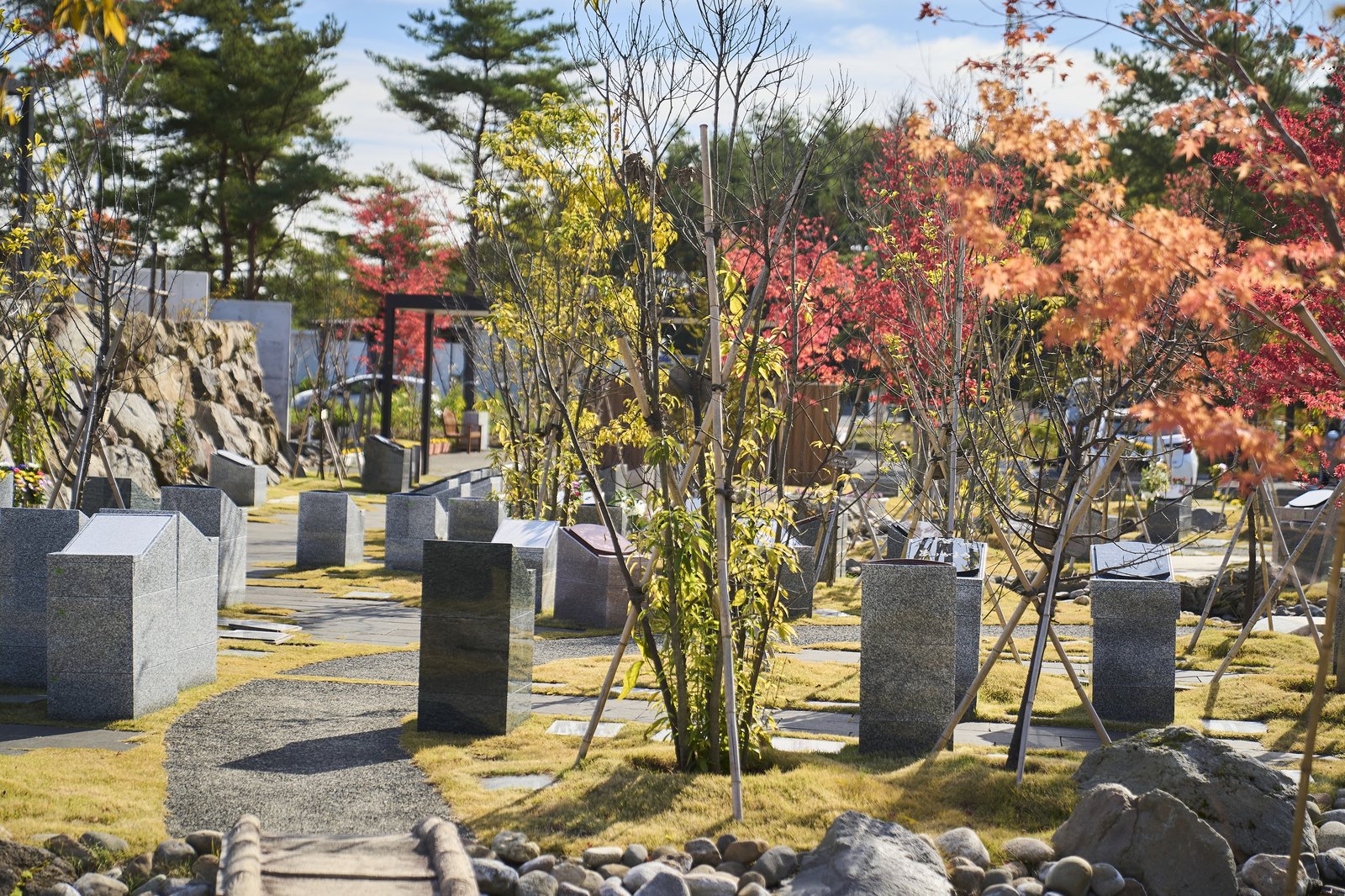 仙台葛岡樹木葬フォレストガーデンの区画と紅葉