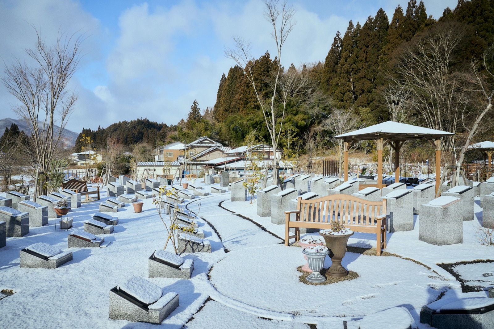 雪の日の秋保樹木葬の園内