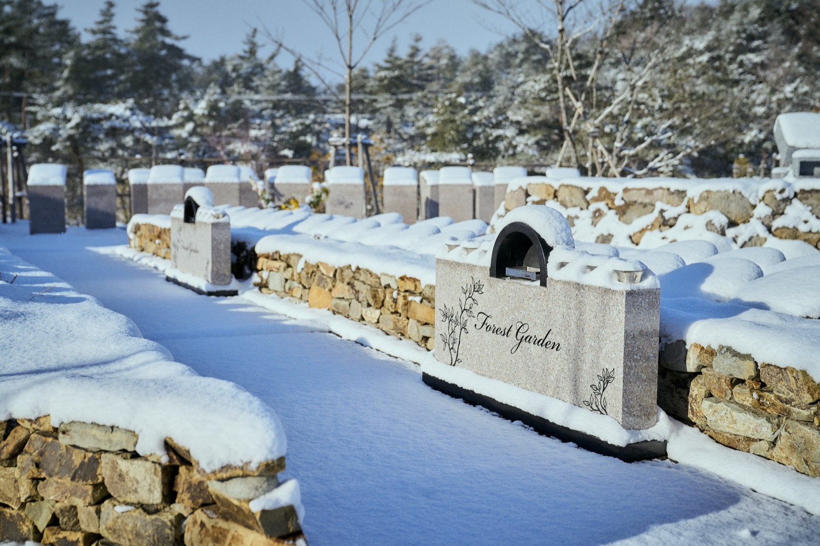 雪が積もった仙台葛岡樹木葬フォレストガーデンの園内