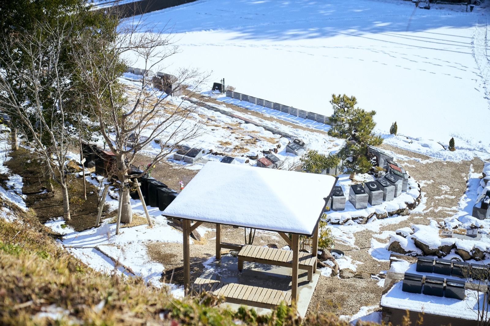 雪の松島樹木葬と東屋