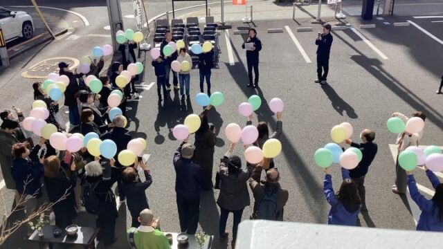 『手紙供養祭』『バルーン供養祭』有り難うございました！  たくさんの皆さまにご参加いただき、先日『手紙供養祭』『バルーン供養祭』が
開催されました。お天気にも恵まれ、綺麗な青空を背景に色とりどりの風船が
空高く舞い上がる様子に大きな歓声が上がりました！  皆さま大切な方に想いを馳せ、風船が見えなくなるまで青空を見つめて
いらっしゃいました。  ご参加いただきました皆さま、有り難うございました。
次回の供養祭にもたくさんの皆さまのご参加をお待ちしております。