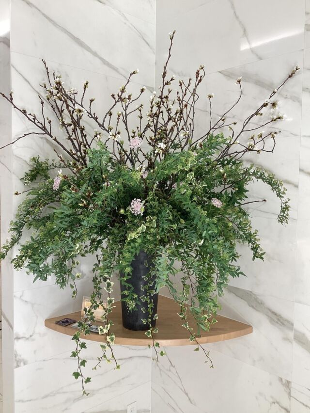 こんにちは。
#室内納骨堂メモワール仙台五橋　です。  今週の#定期装花 テーマは『淡雪』
～白い花びらが清楚で春らしい～
吉野桜、コデマリ、アイビーを用いてお洒落で素敵な
お花を生けて頂きました。  祭壇のお花はミューズの宴です。  いつも素敵な装花ありがとうございます。
皆様のご来店心よりお待ちしております。  【室内納骨堂メモワール仙台五橋】
TEL▶ 022-290-1357
資料請求も承っております。
仙台市青葉区北目町7-11
@memoire_sekizai 
#メモワール石材株式会社