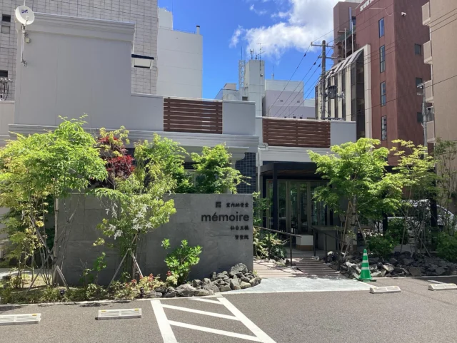 こんにちは。
#室内納骨堂メモワール仙台五橋　です。
青空に新緑が映え、気持ちの良いお天気の仙台です。  今週の#定期装花 テーマは『立夏』
～緑の隙間を夏らしい風が吹き抜けます～
ラッキーショット、モカラ、ドウダンツツジ、オクラレルカを用いて
お洒落で素敵なお花を生けて頂きました。  祭壇のお花はカンパニュラです。  いつも素敵な装花ありがとうございます。
皆様のご来苑心よりお待ちしております。  【室内納骨堂メモワール仙台五橋】
TEL▶ 022-290-1357
資料請求も承っております。
仙台市青葉区北目町7-11
@memoire_sekizai 
#メモワール石材株式会社