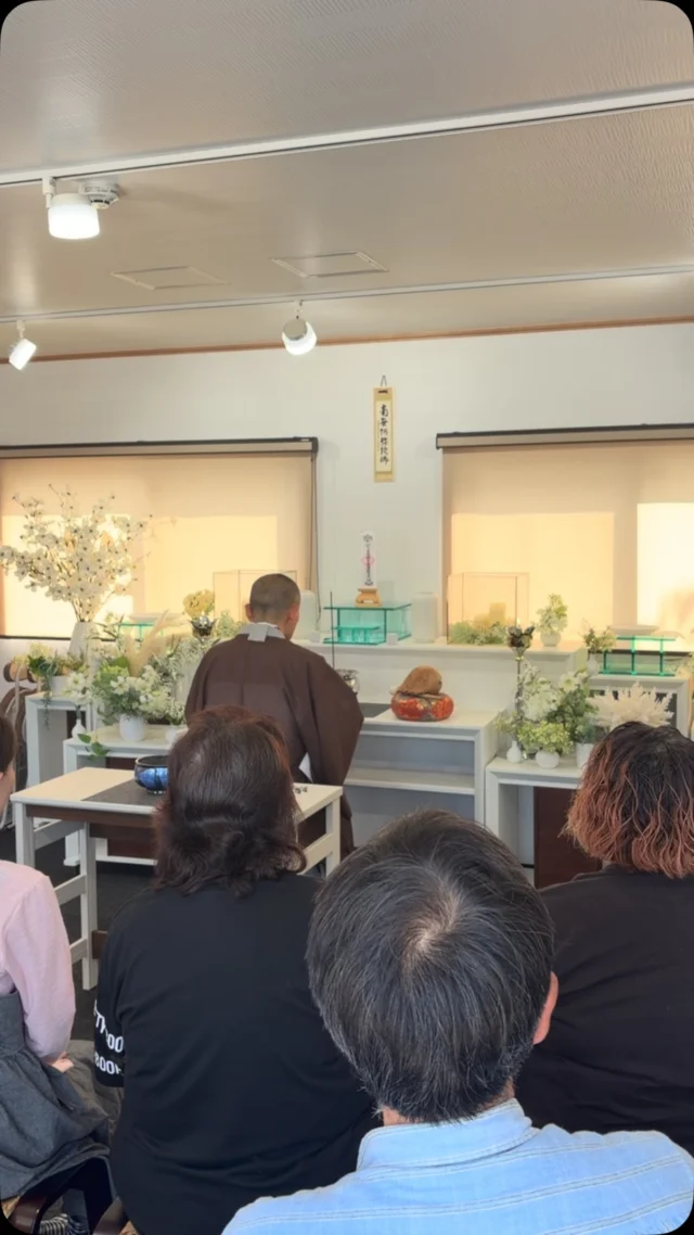 🌿【合同供養祭を執り行いました】🌿  本日、フォレストガーデンにて合同供養祭を執り行いました。  暑い中、多くの皆さまにご参加いただき、誠にありがとうございました。
住職の読経のもと、大切な方を想い、皆さまと静かに手を合わせる時間となりました。  次回は、8月13日（木）正雲寺本堂にて開催いたします。  ・午前11時～　盂蘭盆会
・午後1時～　新盆供養  皆さまのご参列を心よりお待ちしております。  ――――――――――  🌿資料請求・ご見学のご案内
https://memoire-rifu.com/
☎ 0120-23-4114  #フォレストガーデン
#仙台葛岡樹木葬
#合同供養祭
#盂蘭盆会
#新盆供養
