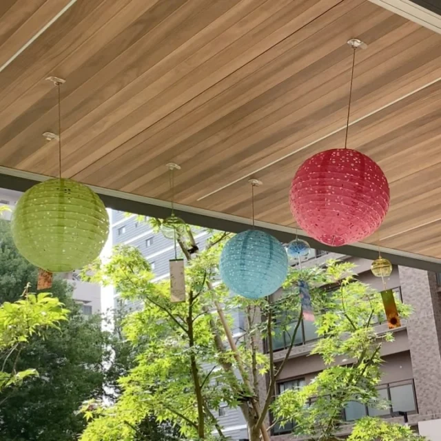 こんにちは。
#室内納骨堂メモワール仙台五橋　です。  #暑い夏の日、涼やかな　#風鈴　の音が響いています。
#花手桶　や午の置物など　#夏祭り　に向けて夏の装いに。  風鈴の音に耳を澄ませながら、お参りのひとときをお過ごしください。  皆様のご来苑心よりお待ちしております。  【室内納骨堂メモワール仙台五橋】
TEL▶ 022-290-1357
資料請求も承っております。
仙台市青葉区北目町7-11
@memoire_sekizai
＃メモワール石材株式会社