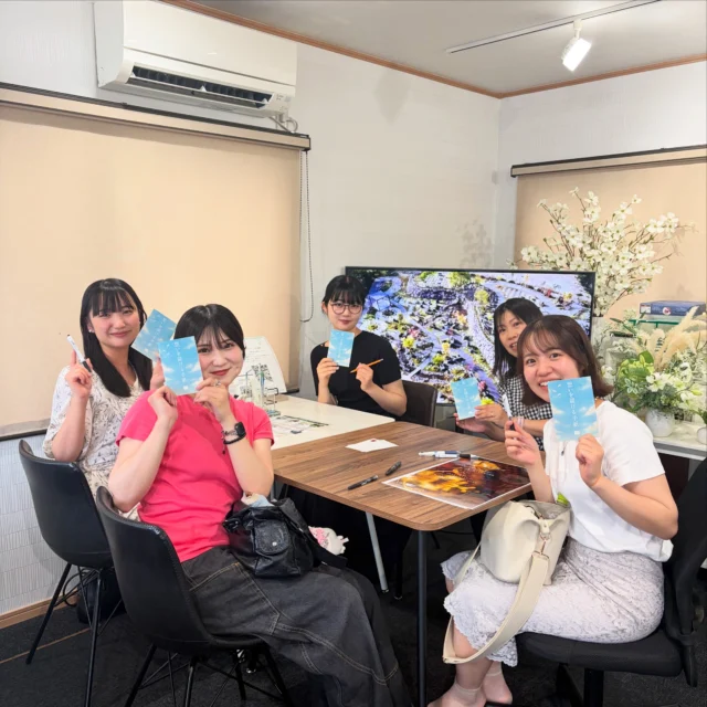 🌿【想いを届ける「そらへの手紙箱」】🌿  本日、お参りに来られた皆さまに、
大切な方への手紙を書いていただきました。  手紙を書いている時間には、笑い声や思い出話も聞こえてきました。  文字にすることで、忘れていた出来事や、伝えたかった言葉が自然と思い出されます。
大切な方を想い、思い出を語り合う時間そのものが、新しい供養のかたちなのだと感じています。  現在は雨天のため、専用のお手紙を事務所でお渡ししております。
お参りの際は、ぜひ大切な方への想いを綴ってみてください。  📮次回の手紙供養祭は、11月15日（日）14時より開催予定です。  ※写真は掲載の許可をいただいております。  #フォレストガーデン
#そらへの手紙箱
#手紙供養
#新しい供養
#仙台樹木葬