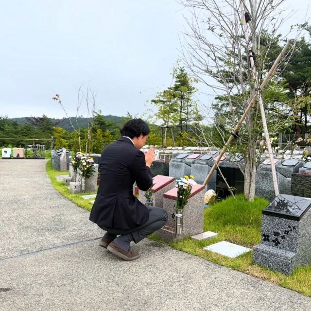 ご契約後も、安心していただけるように。  外出が難しいお客様のご自宅へ伺い、樹木葬をご案内しました。
苑内にある金木犀の「癒し区画」を気に入っていただき、ご契約いただいたお客様です。  ご契約後も、これからの暮らしや将来への不安についてお話を伺い、必要に応じて専門家をご紹介するなど、できる範囲でお手伝いを続けてきました。  当日は、大切なお別れからご火葬、その後のご納骨までお手伝いをさせていただきました。  私たちは、お墓をご案内して終わりではなく、
 ご葬儀からご納骨、そしてその後の供養まで、安心してお任せいただけるよう寄り添ってまいります。  #フォレストガーデン
 #仙台葛岡樹木葬
 #樹木葬
 #葬儀から納骨まで
 #その後の供養まで
