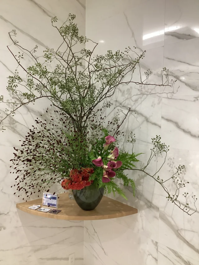 こんにちは。
#室内納骨堂メモワール仙台五橋　です。  今週の　#定期装花  テーマは『SUMMER SPICE』
🟠夏らしいエネルギー🟠
ノバラの実、ワレモコウ、飛龍シダ、カラー、ケイトウを用いてお洒落で素敵なお花を生けて頂きました。  祭壇のお花はスパイダーライムです。  いつも素敵な装花ありがとうございます。
皆様のご来苑心よりお待ちしております。  【室内納骨堂メモワール仙台五橋】
TEL▶ 022-290-1357
資料請求も承っております。
仙台市青葉区北目町7-11  @memoire_sekizai
＃メモワール石材株式会社