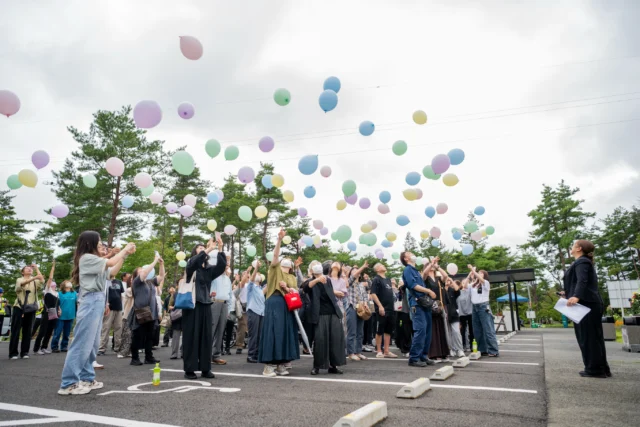 【バルーン供養祭を開催しました】  9月20日、フォレストガーデン仙台葛岡樹木葬にて、バルーン供養祭を開催いたしました。  当日は雨予報で天候を心配していましたが、無事に晴れ、たくさんの皆さまにご参加いただくことができました。  ご住職様のお勤めのもと、皆さまで手を合わせ、大切な方をご供養する時間から始まり、お焼香の後、それぞれの想いを込めたバルーンを一斉に空へ。  たくさんのバルーンがゆっくりと空へ上がっていく景色は、とても印象に残るものでした。  こうして多くの方が集まり、一緒に大切な方を想う時間を過ごせたことを、私たちも嬉しく思います。  フォレストガーデンが大切にしている**「明るい供養」**を、これからも皆さまと一緒に少しずつ形にしていければと思っています。  ご参加いただいた皆さま、本当にありがとうございました。  次回は、
**11月15日（日）14:00〜「手紙供養祭」**を予定しております。  大切な方へ伝えたい想いを、手紙に込める供養祭です。
詳細は改めてご案内いたします。  #フォレストガーデン
#仙台葛岡樹木葬
#バルーン供養祭
#手紙供養祭
#明るい供養