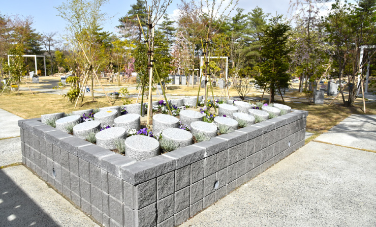 仙台葛岡樹木葬別庭の花壇墓の写真